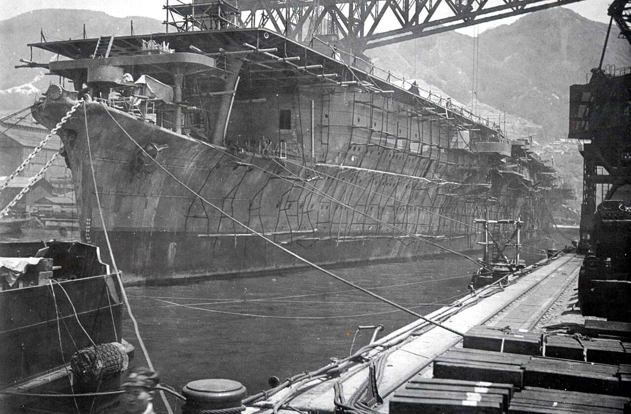 1936年,苍龙号(Sōryū)航空母舰下水后在吴海军工厂进行舾装。