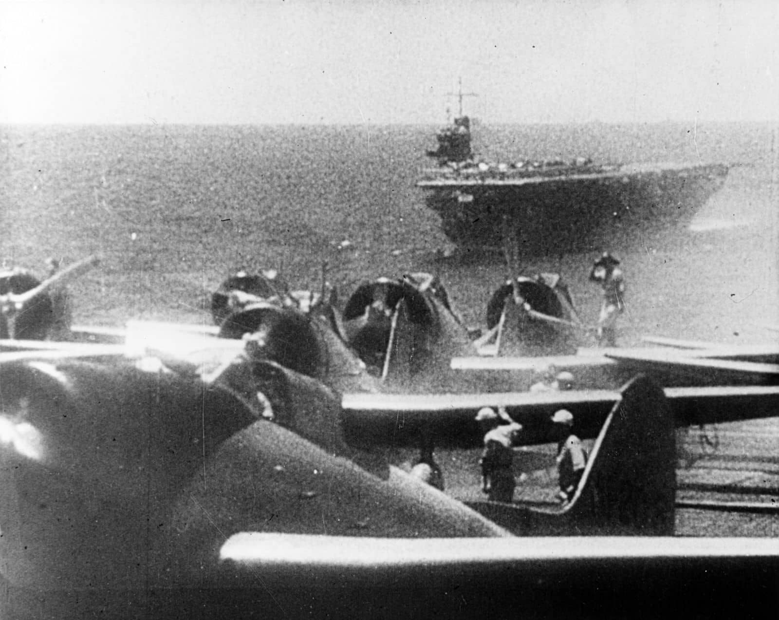 1941年12月7日清晨,「珍珠港事件」期间,九九式舰爆(D3A)俯冲轰炸机即将从一艘航空母舰上起飞前往偷袭珍珠港。图中后方跟随的正是苍龙号航空母舰。