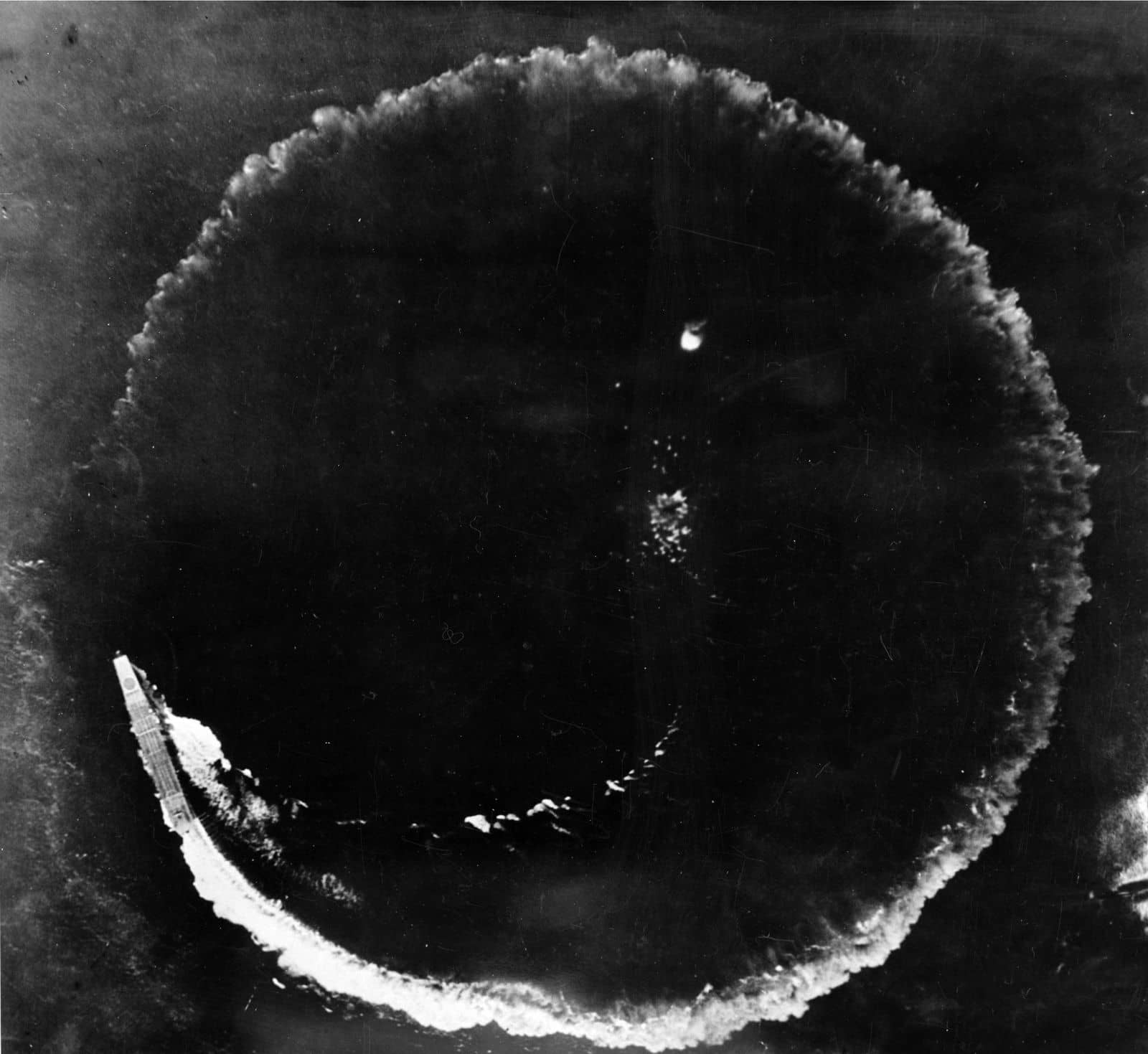 1942年6月4日清晨,「中途岛海战」期间,苍龙号留下的环形航迹的航拍照片。当时,该舰正通过转弯机动,规避美军B-17轰炸机从高空投下的炸弹。这张照片是从其中一架B-17轰炸机上拍摄的。