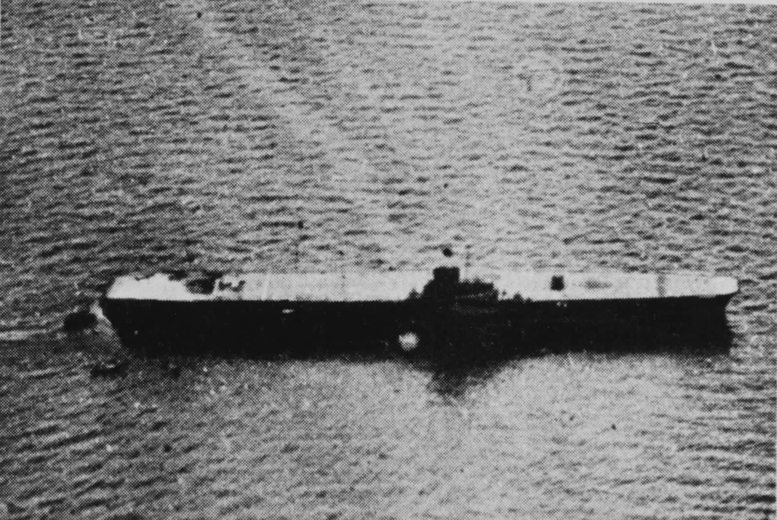 1944年5月，美军侦察机在婆罗洲塔威塔威（Tawitawi）近距拍摄的大凤号俯视图，其装甲飞行甲板上依稀可见几架舰载机。