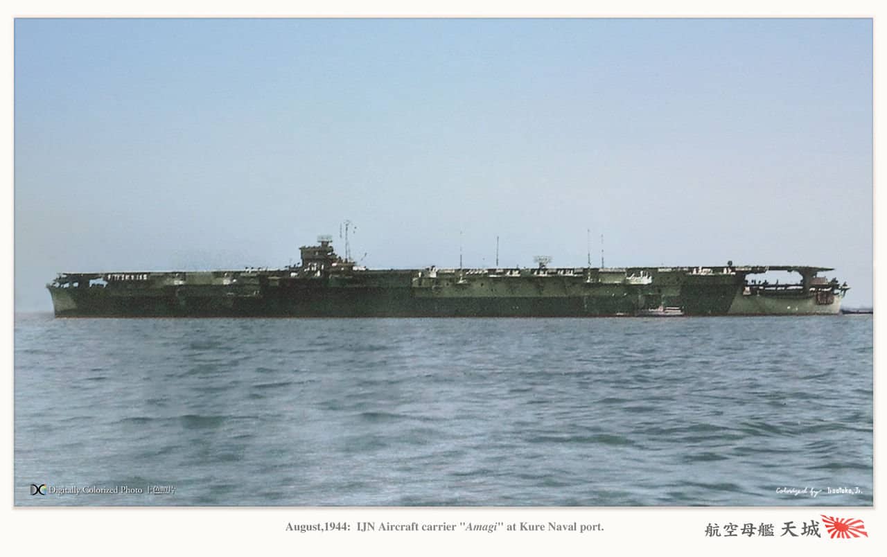 老照片修复:1944年8月,停泊在吴港附近海域的天城号航空母舰。