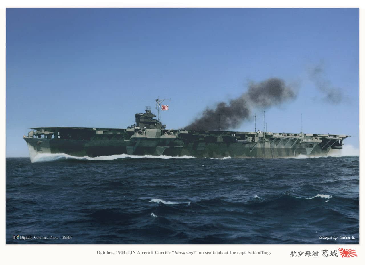 老照片修复:1944年10月,葛城号航空母舰在佐多岬外海进行海试。
