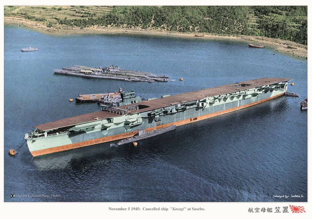 老照片修复:1945年9月,在吴港未曾完工的笠置号(Khasgi)航空母舰。