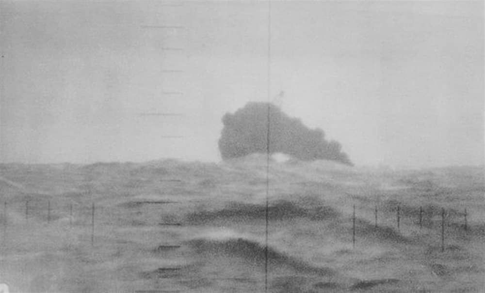 1944年12月19日,美军「红鱼」号(USS Redfish, SS-395)潜艇通过潜望镜拍摄的云龙号末影。当日清晨该艇在东海上海东南约200海里处发现云龙号并展开鱼雷攻击,多枚鱼雷命中使其迅速倾覆沉没,舰上约1240名官兵中仅约180人获救。