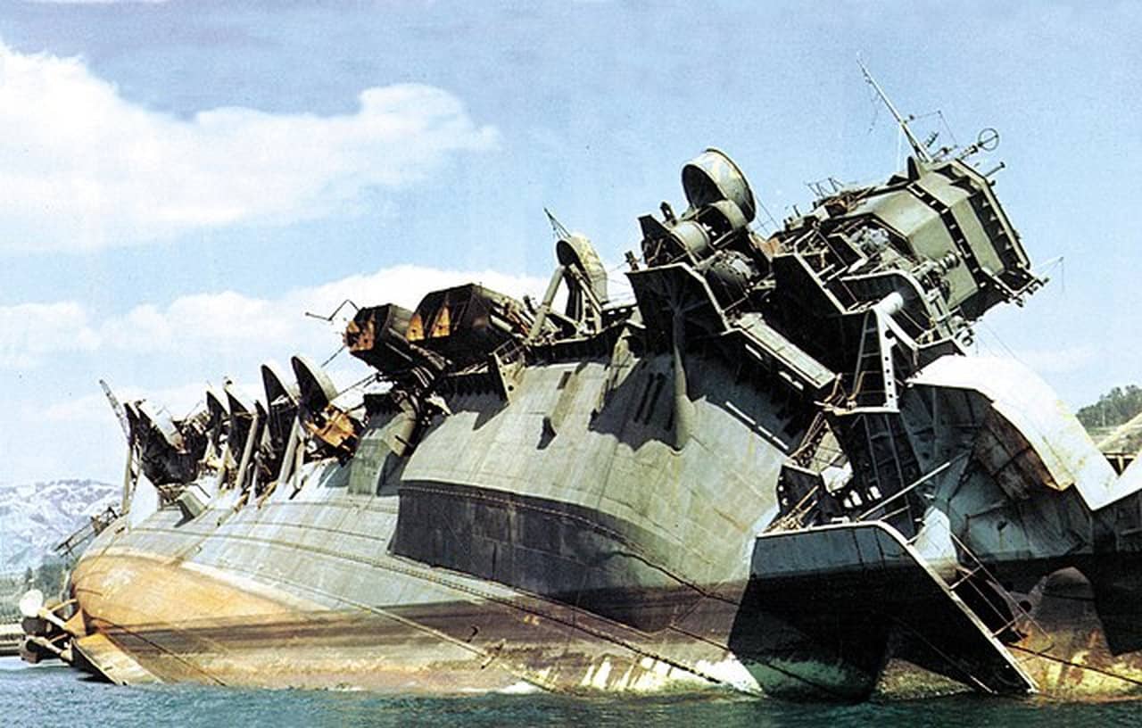 1946年,在吴港码头近距拍摄的天城号航空母舰倾覆残骸。