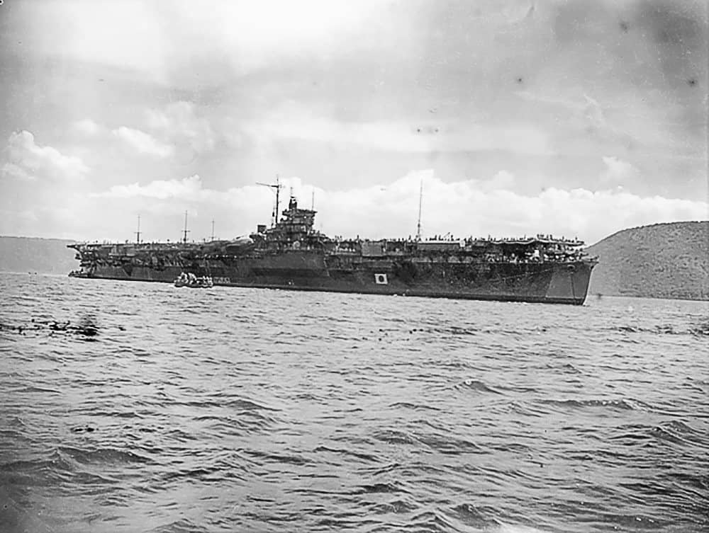 1946年1月31日,战后的葛城号航空母舰停泊于新不列颠岛拉包尔辛普森湾。该舰作为日本复员运输舰,正自此经拉包尔补给燃料,将约5000名日军官兵从所罗门群岛运回日本本土,是云龙级中唯一留存至战后并实际执行运输任务的一艘。