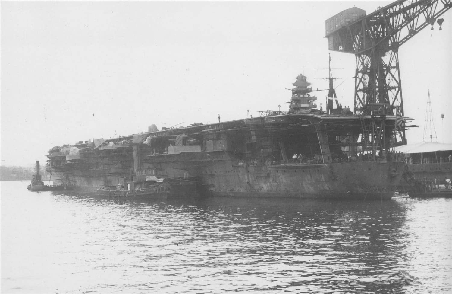 1941年9月,在横须贺海军工厂内进行航母化改装的「剑埼号」舰体,其上层建筑已被拆除、准备铺设飞行甲板。剑埼号原本是潜水母舰,1940年11月起入坞改装,改造完成后以祥凤号之名服役。