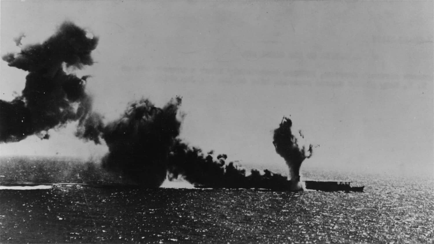 1942年5月7日,「珊瑚海海战」中,祥凤号遭受来自美国海军列克星敦号航母起飞的大数十架舰载机集中攻击,这幅照片记录下它被航空鱼雷击中的瞬间。祥凤号在大约20分钟内被大量炸弹与鱼雷命中后倾覆沉没,成为二战中日本海军损失的第一艘航空母舰。