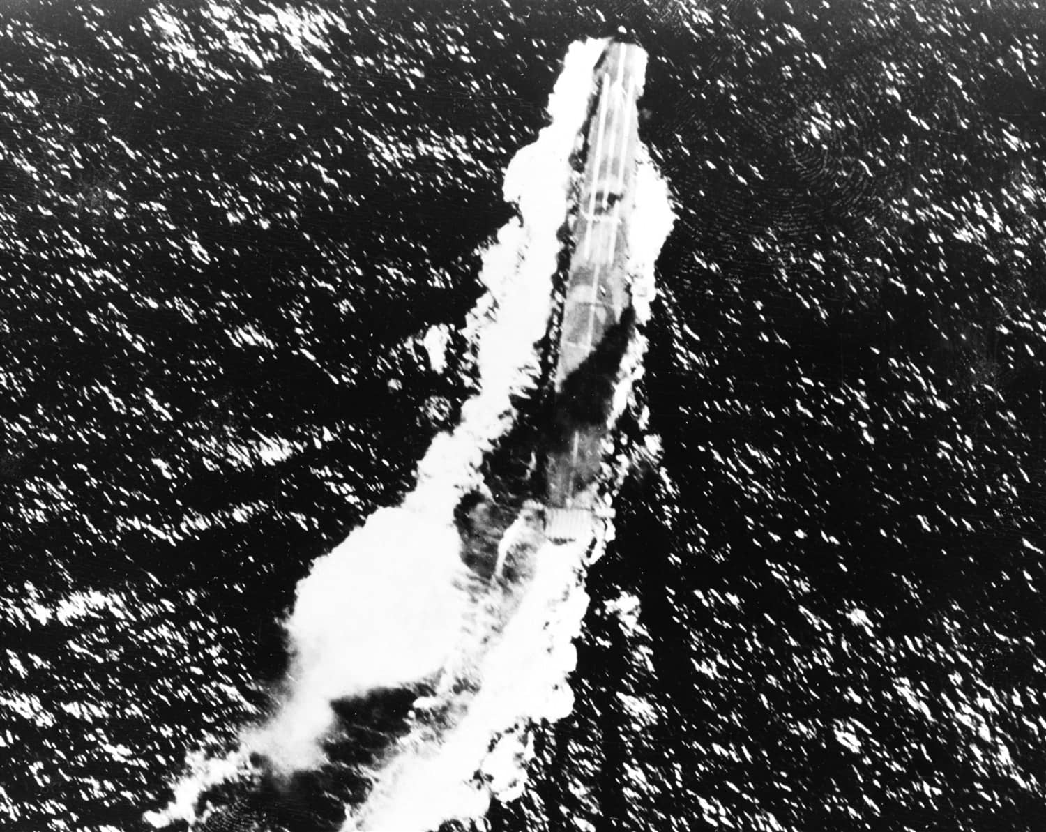 1944年10月25日「恩加尼奥角海战」期间,瑞凤号正在高速破浪航行执行诱饵任务。作为小泽舰队的一员,这艘服役已久的轻型航母被用于吸引美军主力舰队北调,充分扮演了诱饵角色,并在当日被美军舰载机击沉。