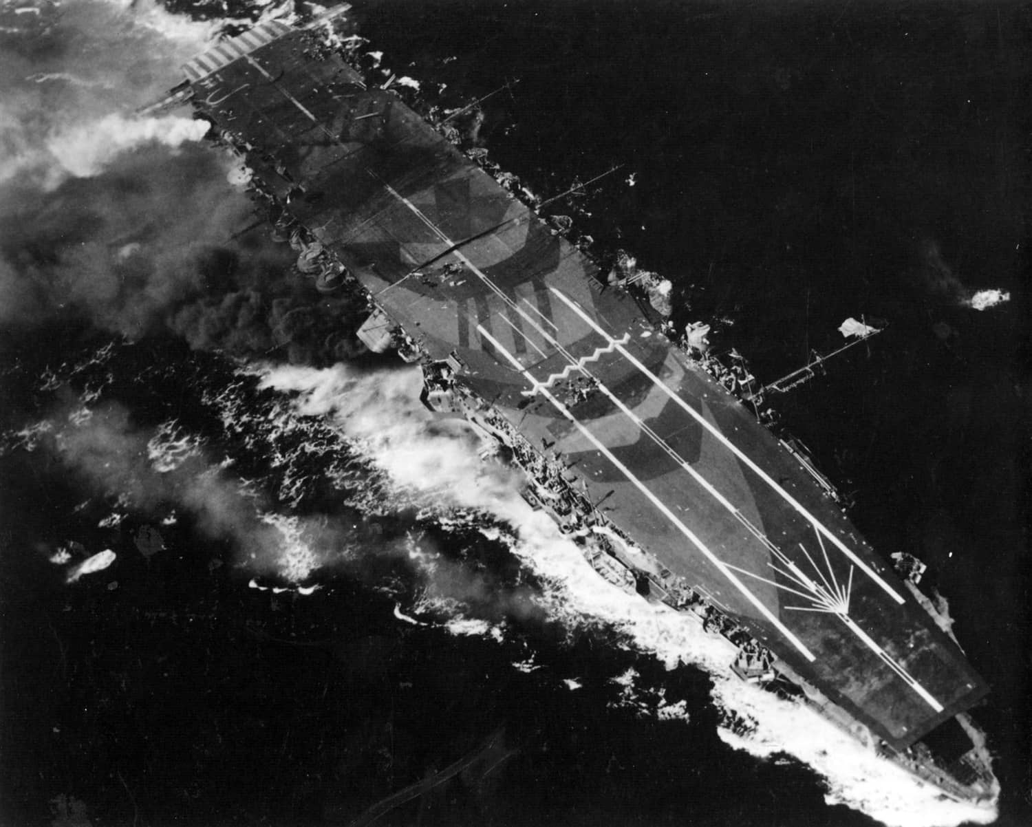 1944年10月25日「恩加尼奥角海战」期间,由隶属于企业号航空母舰(CV-6)第20鱼雷攻击中队(VT-20)的一架格鲁曼TBM「复仇者」式鱼雷轰炸机拍摄的瑞凤号战损照片。图中可见其飞行甲板后部已经受损。