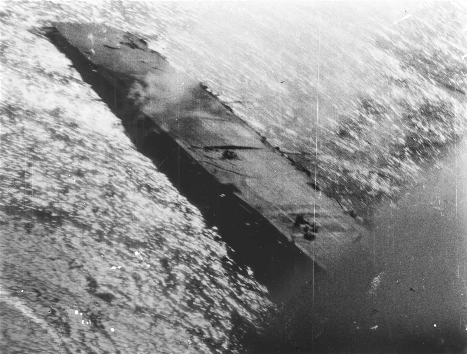 1944年10月25日,「恩加尼奥角海战」中遭受鱼雷与炸弹命中的瑞凤号,舰体已严重横倾、失去航行能力。这艘服役近四年的轻型航母在小泽治三郎的诱饵编队中遭到美军「无畏」、「埃塞克斯」、「兰利」等航母舰载机围攻击沉,为莱特湾登陆作战付出了最后代价。