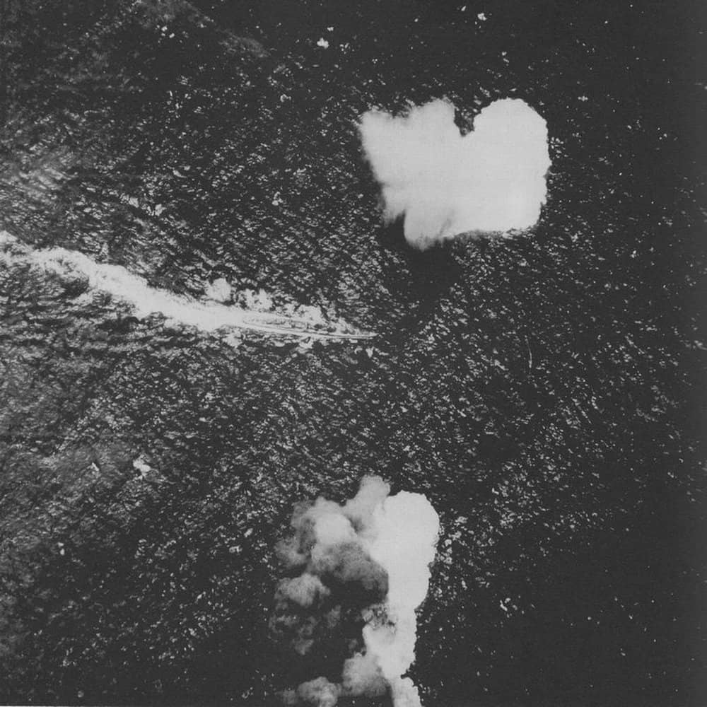 1942年9月29日,秋月号驱逐舰在布干维尔岛奥古斯塔皇后湾海域遭到美国陆军航空队波音B-17E「飞行堡垒」轰炸机的攻击。该舰在此战中最终安然脱险。