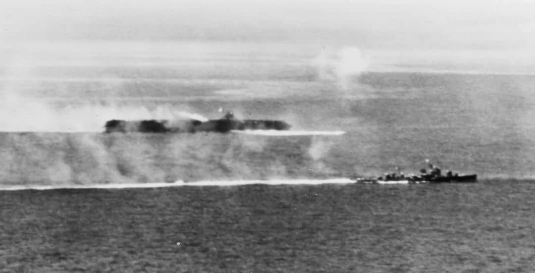 1944年10月「恩加尼奥角海战」前,若月号驱逐舰伴随航空母舰「瑞鹤」号航行。