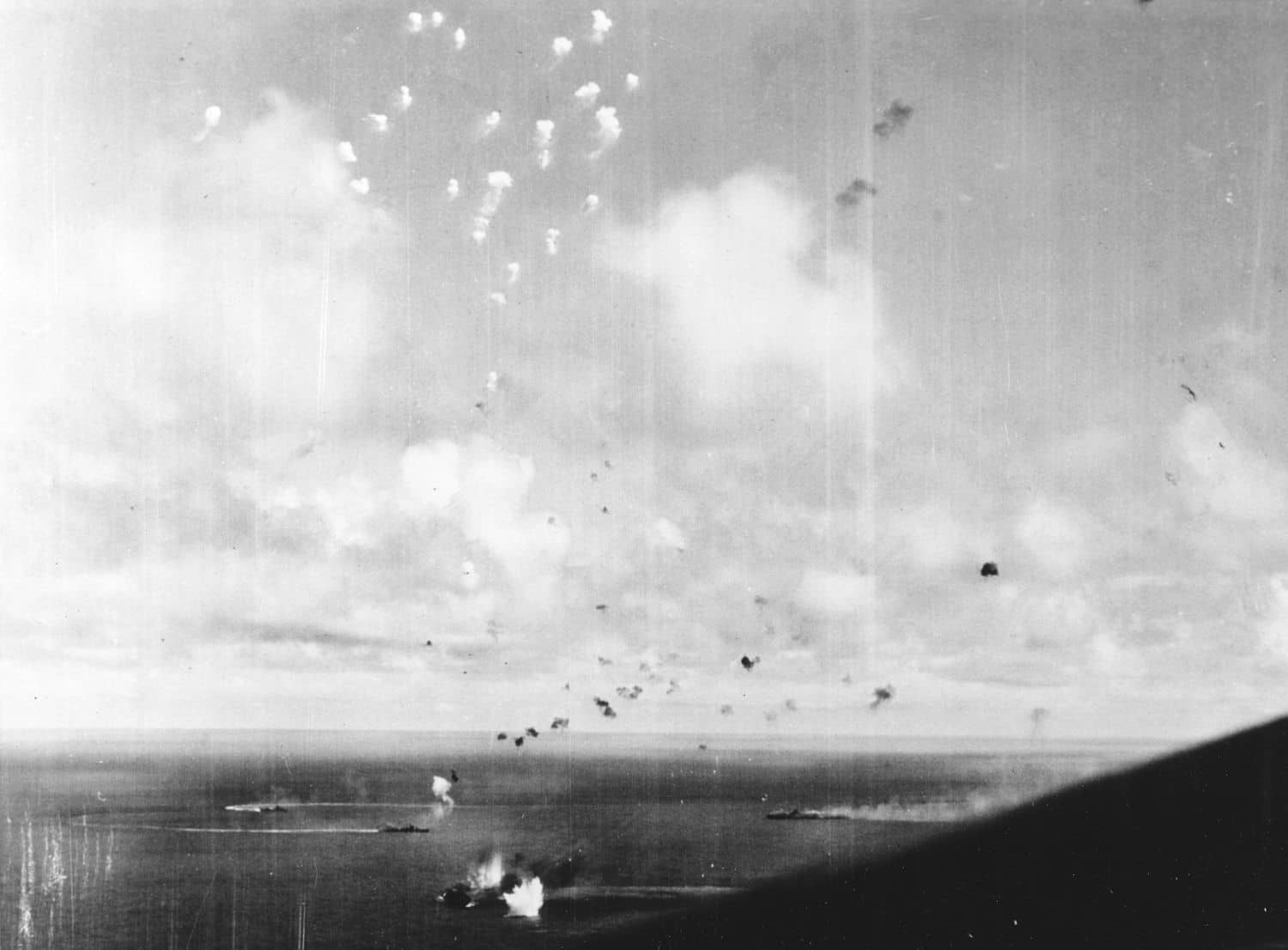 1944年10月25日「恩加尼奥角海战」中,日军舰队在美军舰载机反复空袭下机动规避的场面。秋月级驱逐舰正为残余的航空母舰编队执行防空警戒,这是该级作为防空驱逐舰设计的最后大规模实战。