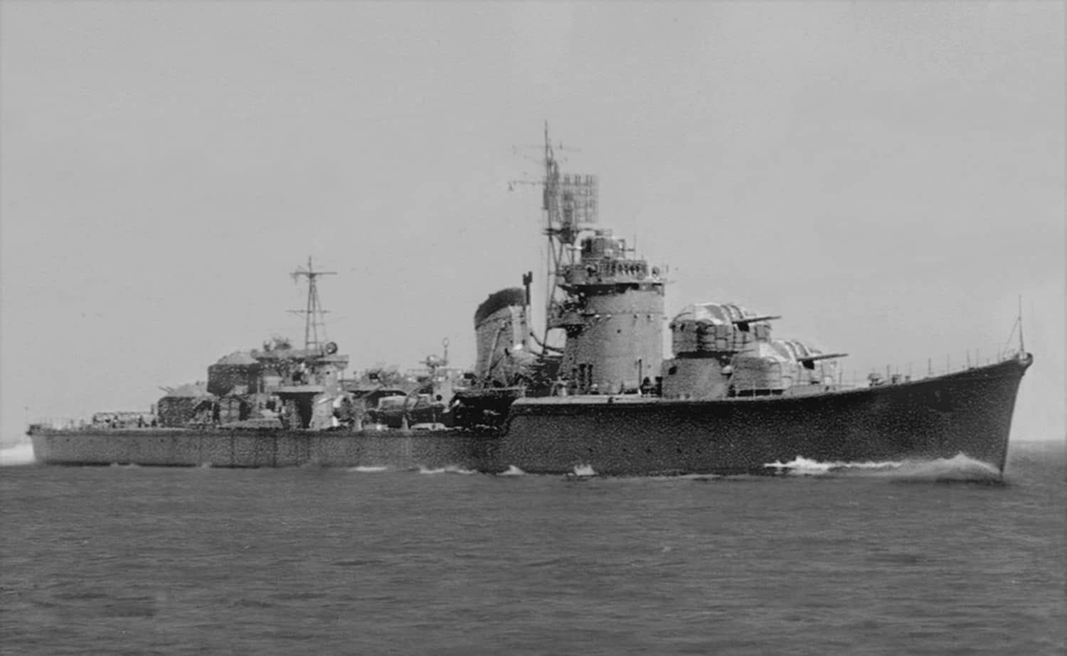 1944年5月拍摄的冬月号驱逐舰。冬月号1945年4月7日参加「坊之岬海战」(天一号作战),伴随战列舰「大和」号出击冲绳,遭火箭弹命中受损但生还;同年8月20日触雷重创未修复,战后于日本国内拆解。