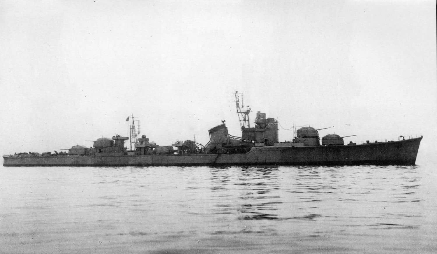1945年拍摄的春月号驱逐舰。春月号由佐世保海军工厂建造,是少数幸存至战后的秋月级舰只,1947年8月移交苏联海军,改名「突发」号(Внезапный),作为训练舰服役至1969年退役。