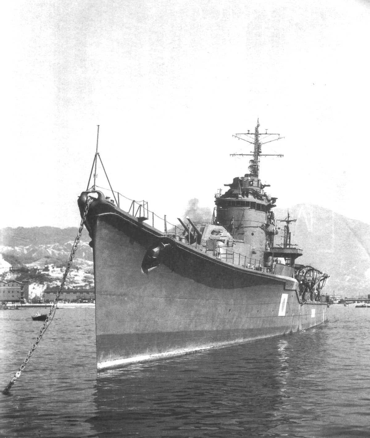1945年10月16日在吴港拍摄的宵月号驱逐舰。宵月号由浦贺船渠建造,战后移交中华民国海军,改名「汾阳」号,服役至1963年拆解。