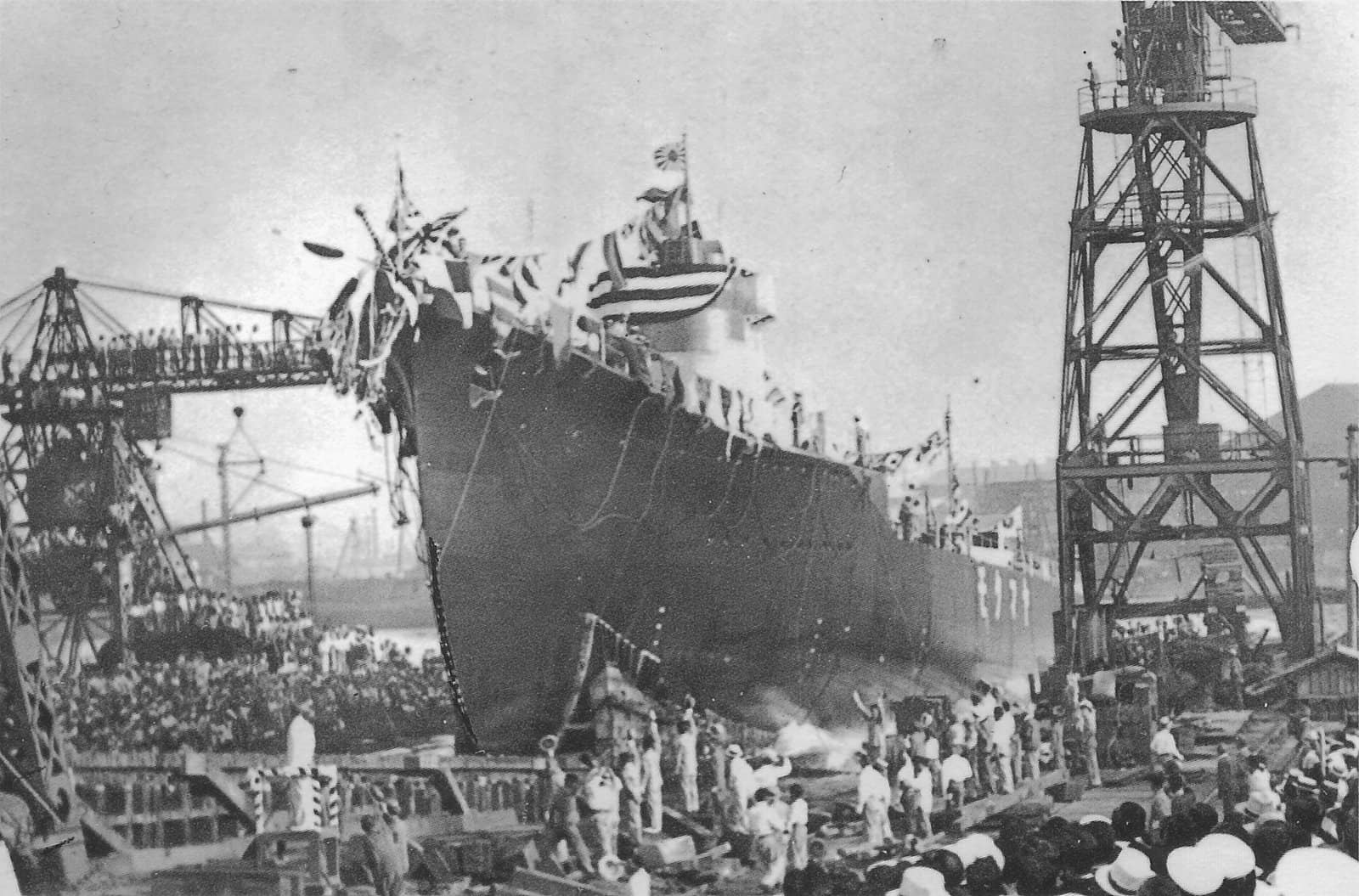 1937年7月24日，日本朝潮级驱逐舰山云号在大阪藤永田造船厂举行下水仪式。