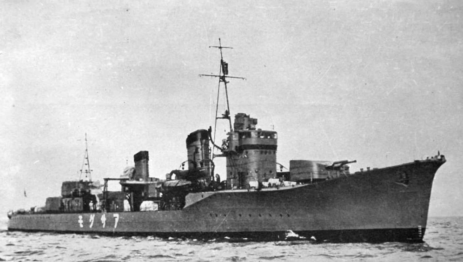 朝潮级驱逐舰朝云号，该级战功最著之舰。1942年2月27日「爪哇海海战」中炮击重创英军驱逐舰「伊莱克特拉」号并协同峯云号将其击沉；同年11月参加瓜岛两次夜战，首战中率村雨、五月雨号近距击沉美军驱逐舰「蒙森」号；1944年10月25日在「苏里高海峡海战」中被澳军「阿伦塔」号重创后，由「波特兰」号重巡洋舰等击沉。