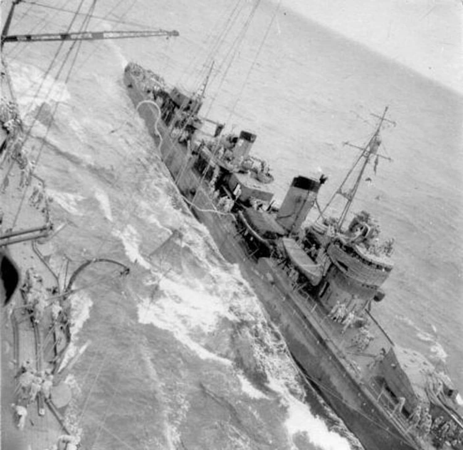 1942年6月的「印度洋突袭」作战中，金刚号战列舰为霰号驱逐舰海上加油的画面。
