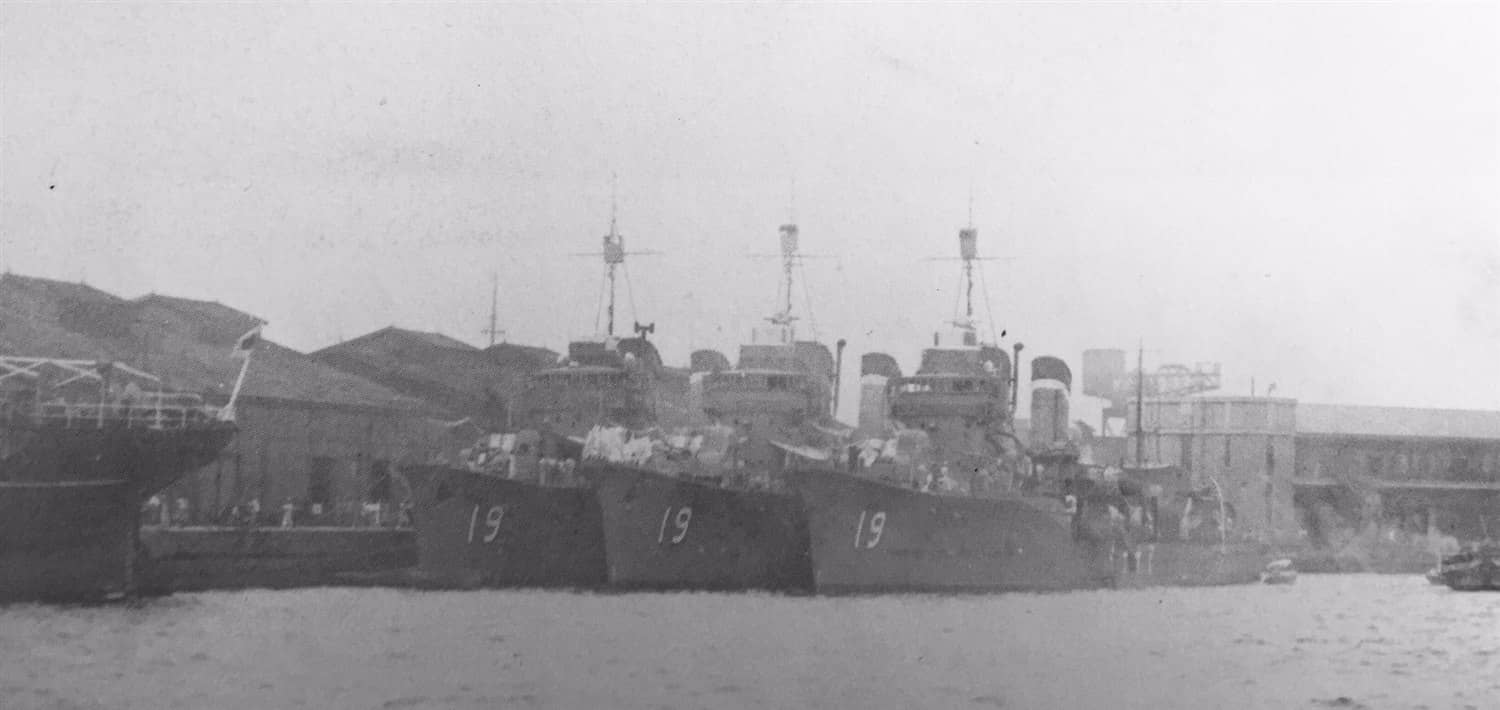 1930年代停泊中的第19驱逐舰队三艘特II型驱逐舰——浦波、敷波、绫波号（自左至右）。绫波号在「第三次所罗门海战」第二夜战中与美军战列舰「南达科他」号近距离交火并重创该舰，随后被「华盛顿」号战列舰炮火命中，次日由浦波号凿沉；敷波号1944年9月12日在海南岛以南海域被潜艇击沉，浦波号1944年10月26日在莱特湾被美军飞机炸沉。