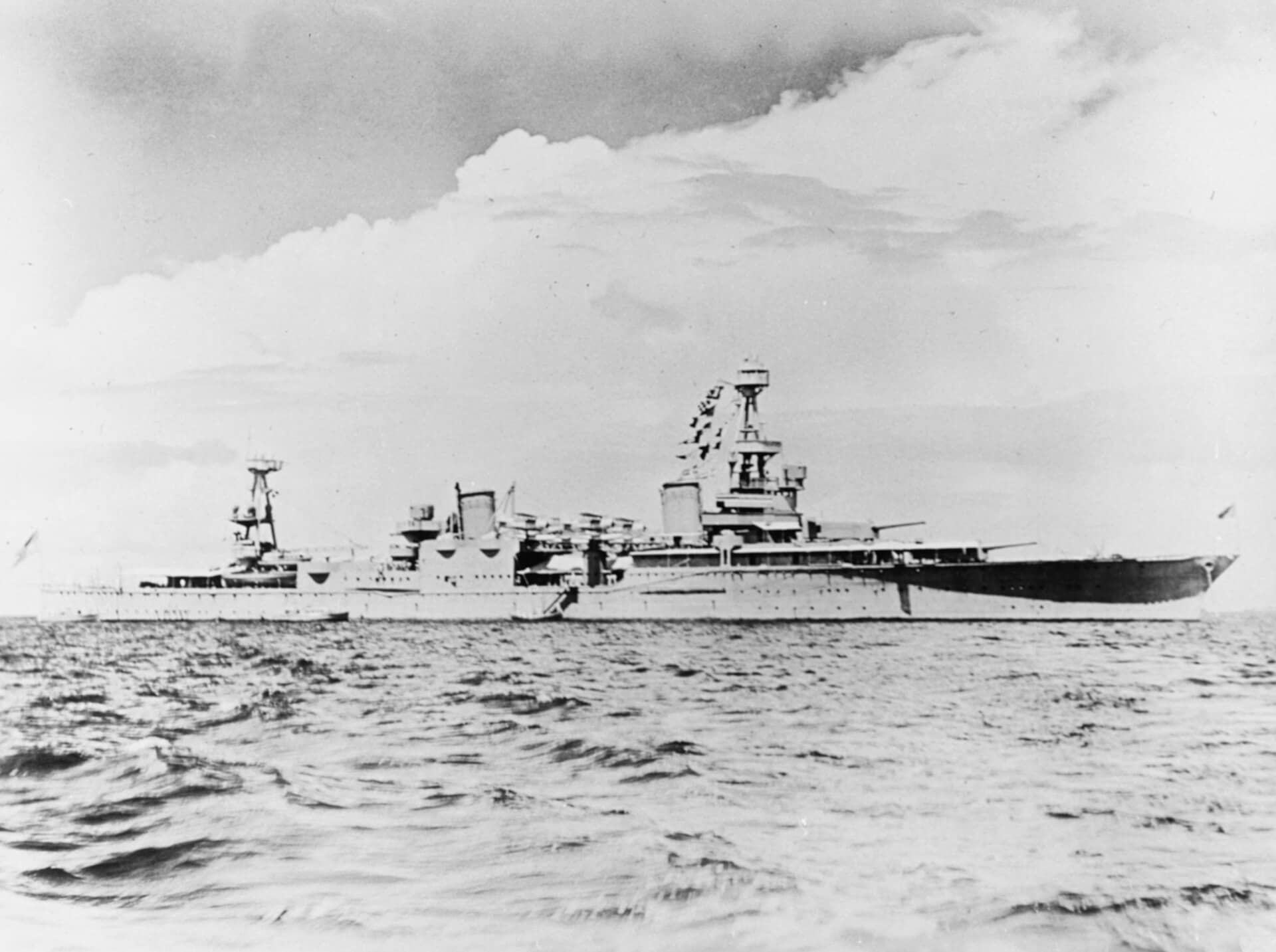 1940至1941年停泊在马尼拉湾的美国重巡洋舰休斯顿号。1942年3月1日「巽他海峡海战」中，特I型驱逐舰吹雪、白雪、初雪号等与重巡洋舰「最上」「三隈」号协同，以鱼雷与炮火将休斯顿号与澳大利亚轻巡洋舰珀斯号击沉于巽他海峡。
