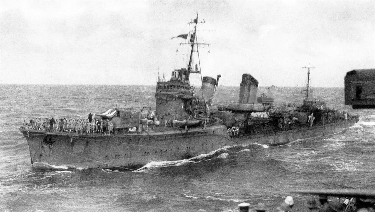 1941年12月10日，自重巡洋舰「爱宕」号拍摄的吹雪级特III型驱逐舰响号。