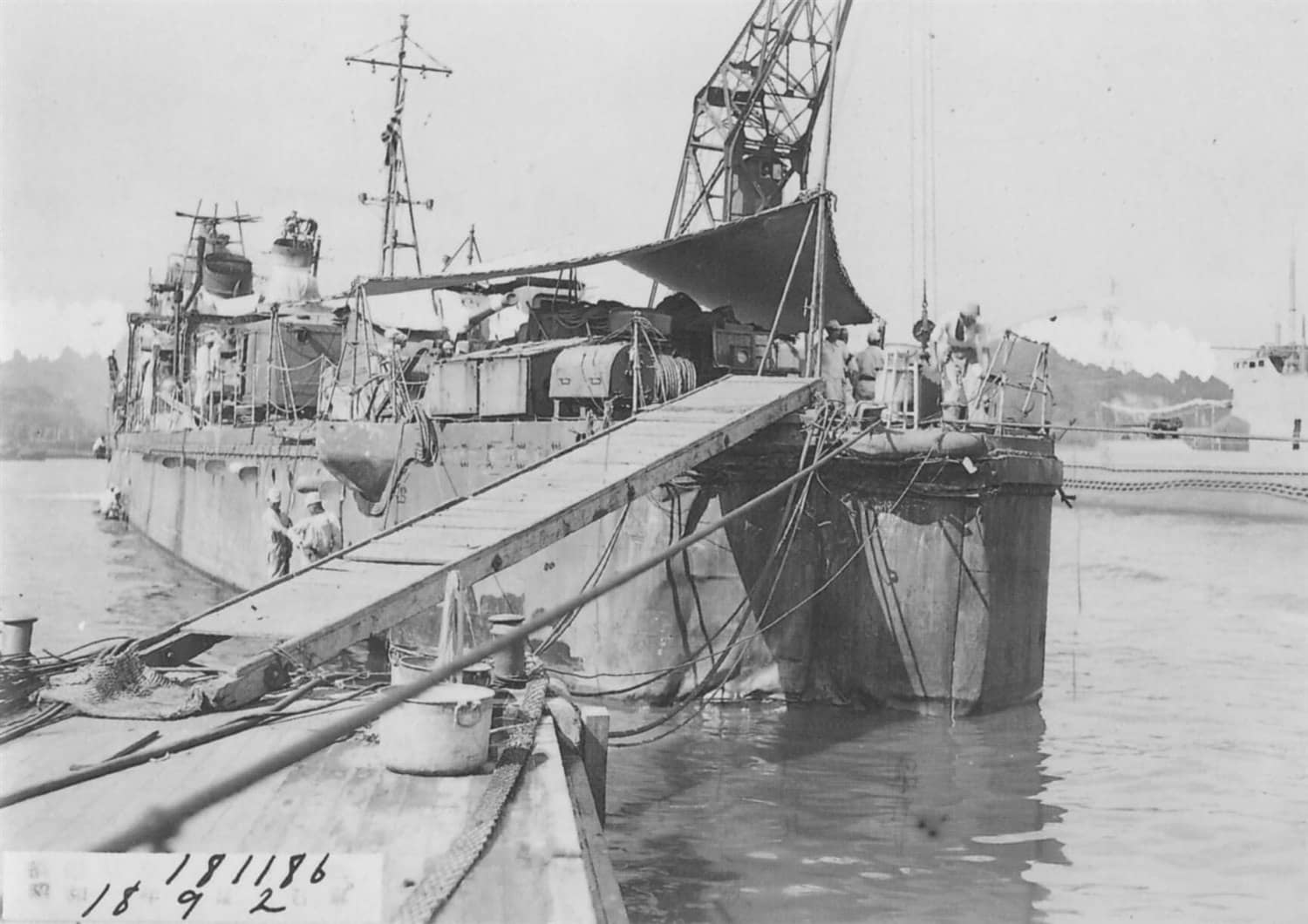 1943年9月2日拍摄的初霜号。此时第21驱逐队刚完成基斯卡岛撤退作战，初霜号于7月26日在浓雾中与若叶号相撞受损，正在港内维修。