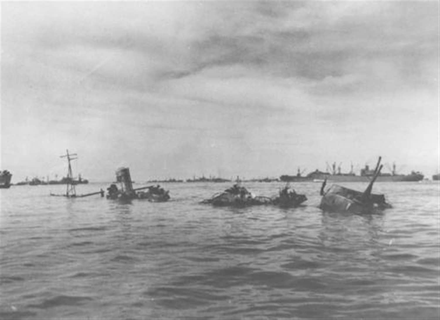 1945年2月马尼拉被美军攻占后拍摄的初春号残骸。初春号1944年11月13日在马尼拉湾遭美军舰载机空袭，近失弹造成进水后浅水沉没。