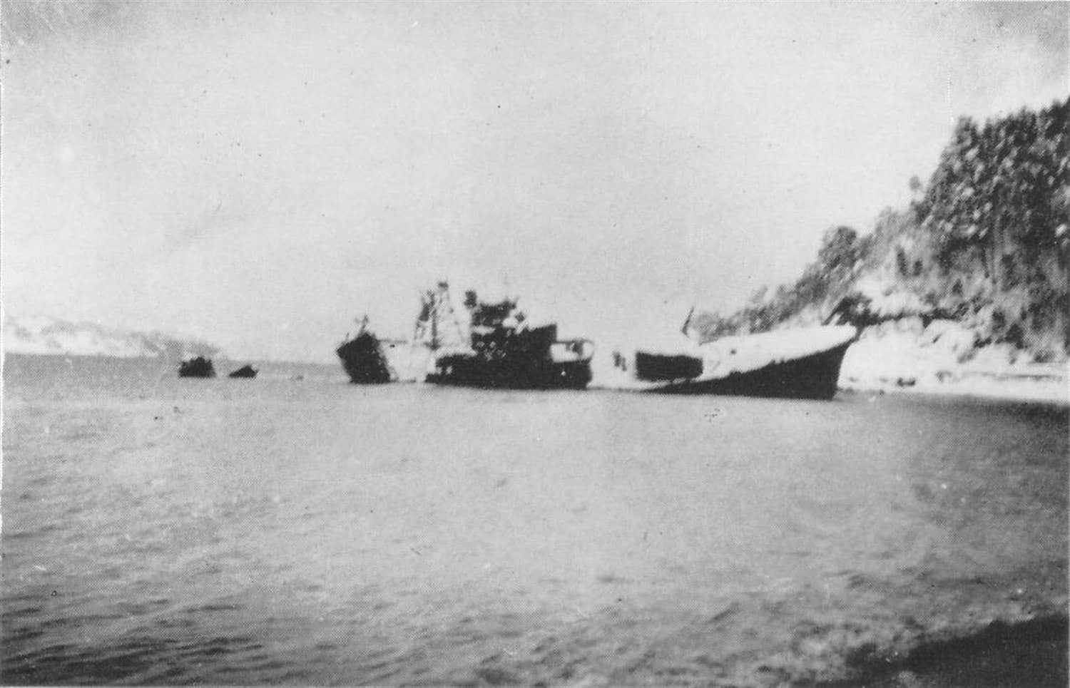 1947年由舞鹤地方复员局拍摄的初霜号残骸。该舰1945年7月30日在宫津湾触雷搁浅后一直未被捞起，残骸于1948至1949年拆解。