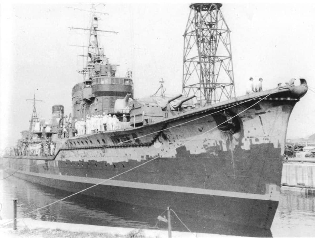 1943年8月所罗门群岛海域的野分号。早在1942年6月中途岛海战中,野分号就曾以炮火击伤美军航母「大黄蜂」号;1944年10月「莱特湾海战」期间,野分号参加「恩加尼奥角海战」佯动部队,战后为救助重巡「筑摩」号残骸舰员而落单,10月26日被美军「华盛顿」「阿拉巴马」号战列舰编队围歼击沉,全舰无一生还。