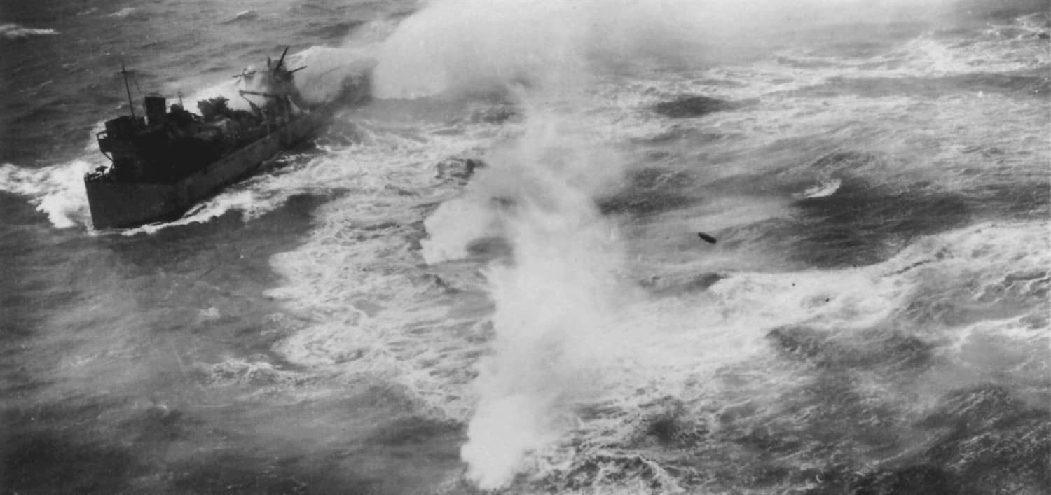 1945年4月6日,天津风号在厦门外海护航运输船队时遭美军B-25轰炸机命中,舰体重创、动力尽失,4月10日被日军自行凿沉弃舰。天津风号此前是阳炎级中战功较著、多次生还的舰只,最终仍未能幸免于战争末期的空袭。