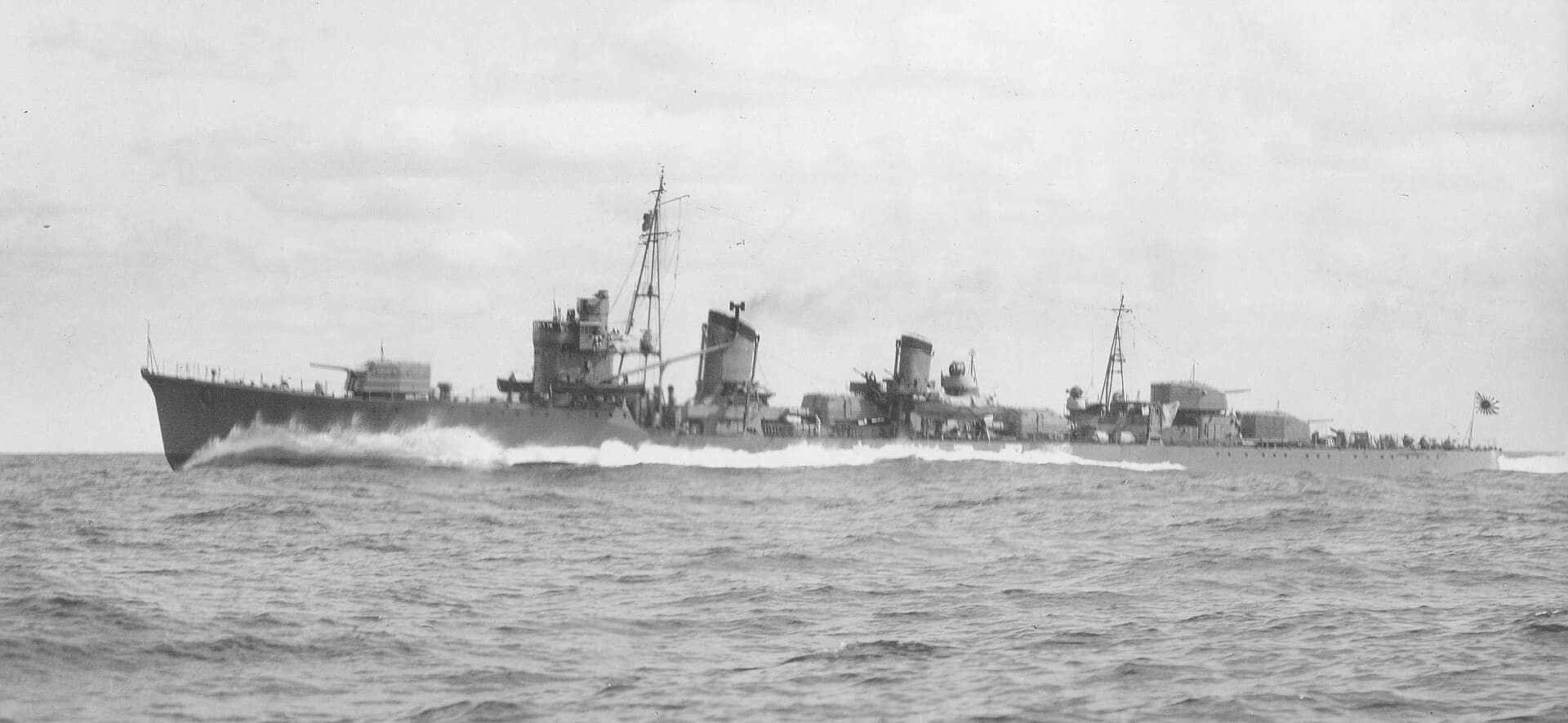 1940年10月17日,航行中的阳炎级天津风号驱逐舰。和其他许多日本海军二战时的舰艇一样,这艘舰也是日本第二艘以此为名的军舰。注:二战时的日本驱逐舰名称多与日本在1910年代(一战期间)建造服役的舰艇重名。