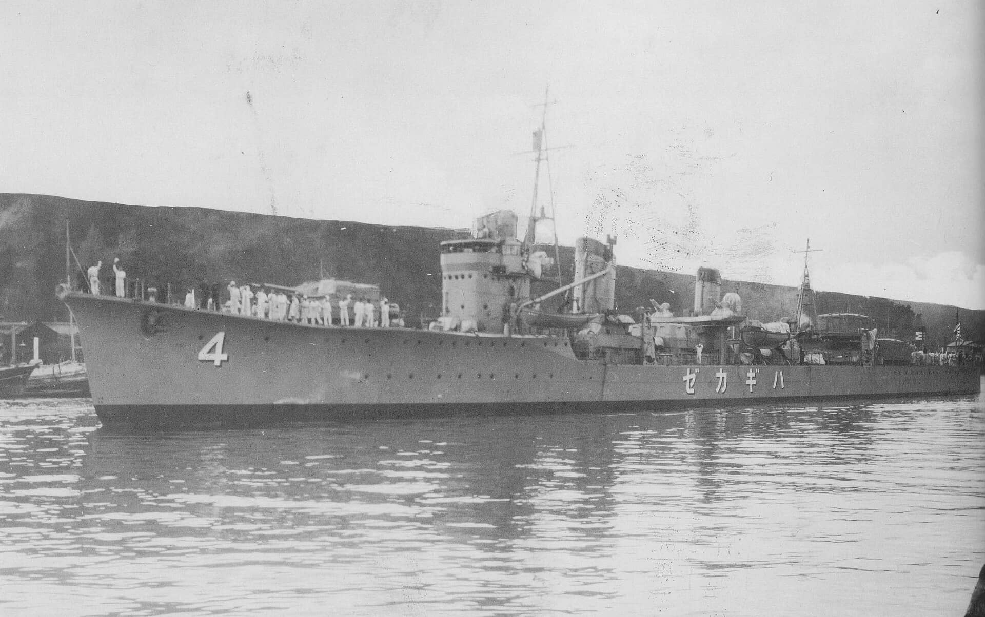 1941年3月拍摄的阳炎级萩风号驱逐舰。该舰在1943年8月6日的「韦拉湾海战」中,与同级岚号、时津风号、以及白露级江风号驱逐舰一同遭美军6艘驱逐舰夜战伏击战没。