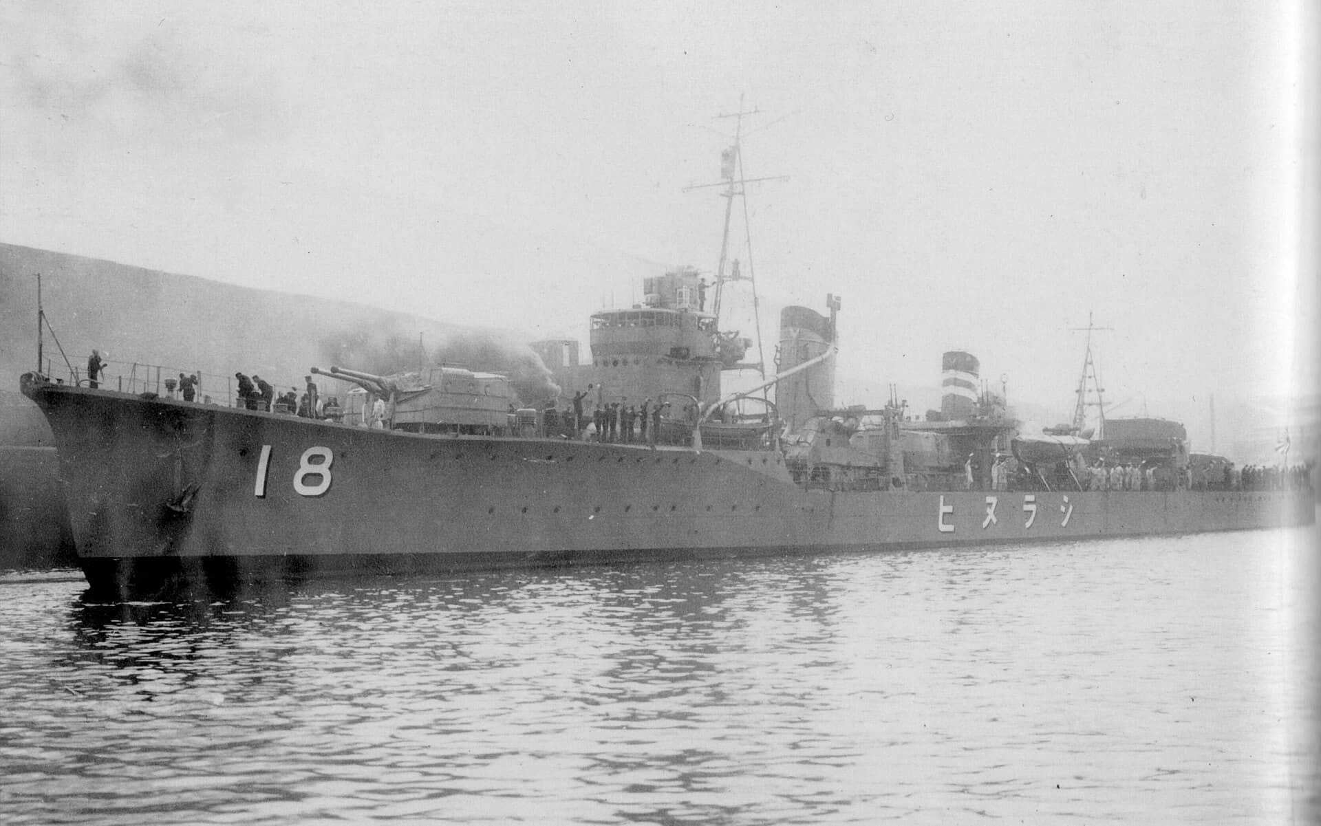 1942年9月17日航行的不知火号。该舰曾参加珍珠港进攻与南云机动部队的历次航母作战,又转战所罗门群岛提供输送与护航。1944年10月27日,不知火号在菲律宾班乃岛(帕奈岛)北部海域被美国航母「埃塞克斯」号舰载机轰炸命中后沉没,全舰无一生还,是太平洋战争中战沉的阳炎级舰只之一。