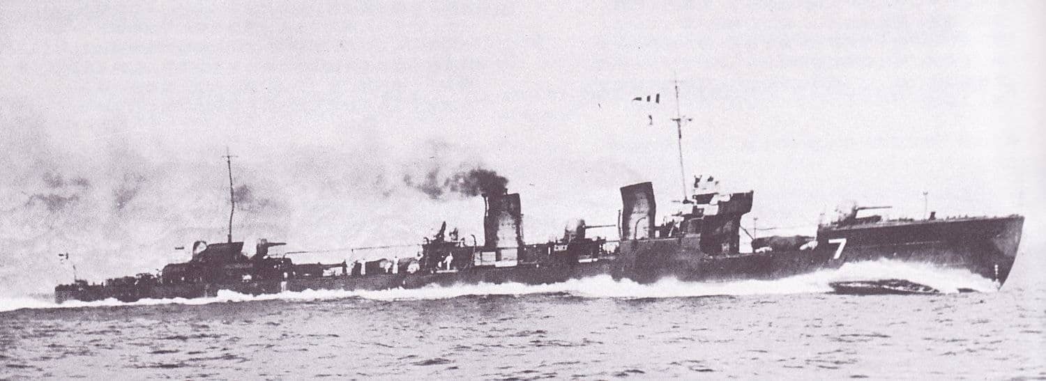 1924年试航中的松风号。1944年6月9日，松风号在执行船团护航任务时被美军潜艇剑鱼号雷击，沉没于父岛东南约70海里海域。