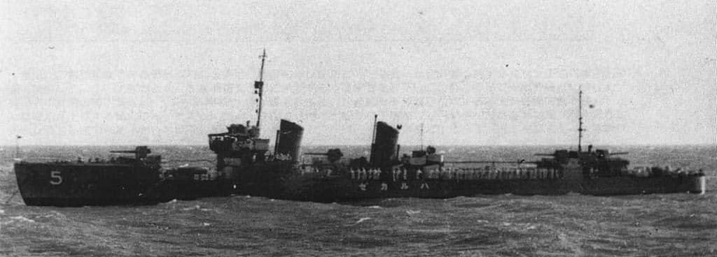 1934年在横须贺拍摄的春风号。春风号所属第5驱逐队（朝风、春风、松风、旗风）战前编入第三舰队即中国方面舰队，长期在中国沿海执行封锁与警备任务；开战后该队参加菲律宾攻略与「巽他海峡海战」，春风号1945年1月21日在澎湖马公被美军舰载机重创，拖回佐世保后未再修复，战后于1945年11月被充作防波堤沉没，1947年打捞拆解。