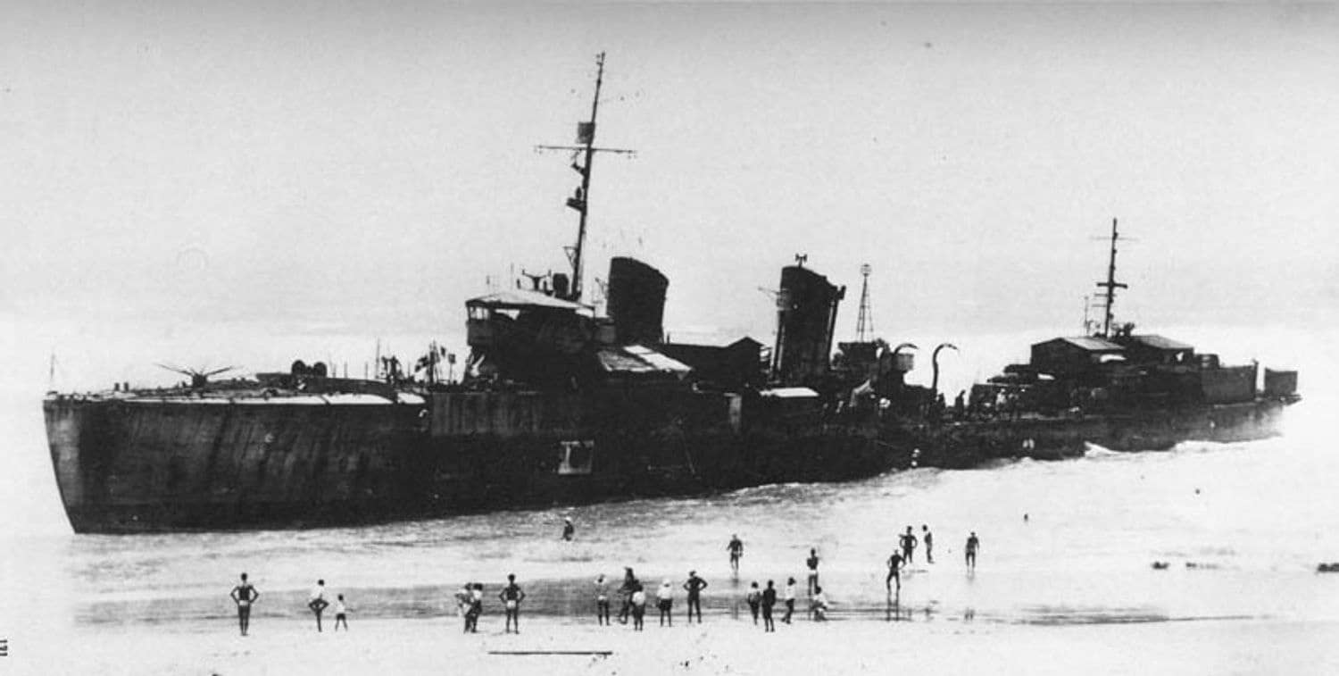1946年6月搁浅在静冈县御前崎海岸的神风号残骸。战后神风号解除武装改任复员输送舰，1946年6月7日在御前崎遭风暴触礁搁浅，弃置后于1947年就地解体，是神风级仅有的两艘幸存舰之一。