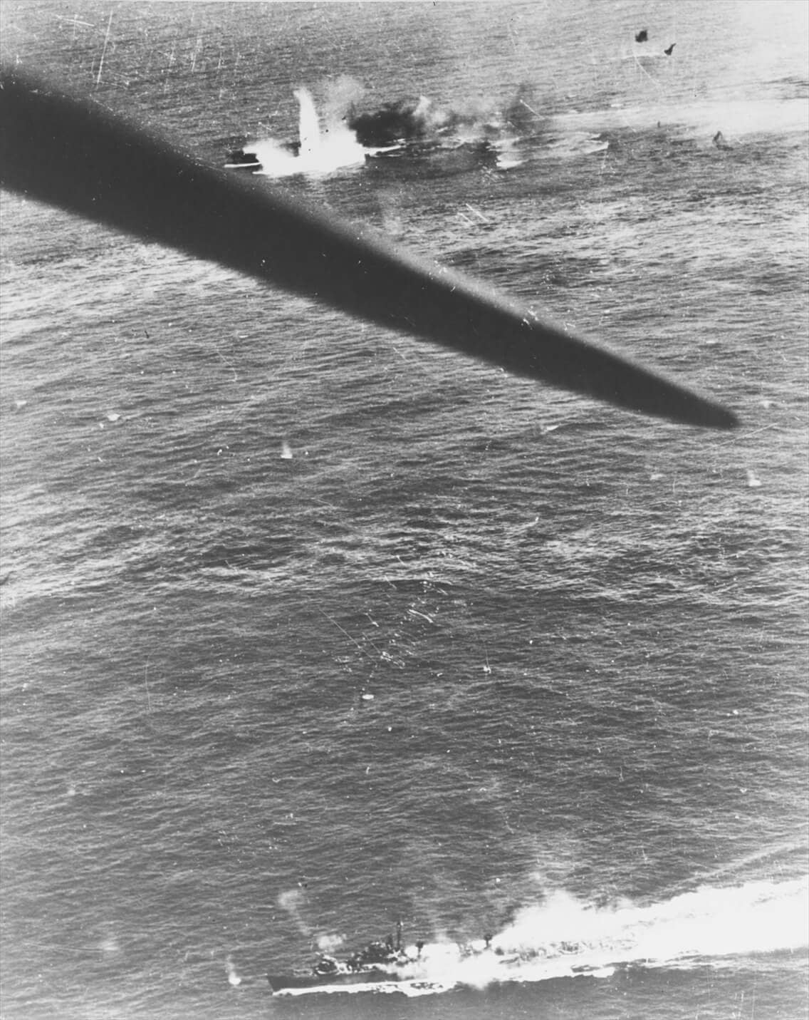 1944年10月25日，「恩加尼奥角海战」中遭美军舰载机空袭的桑号驱逐舰和一艘航母（图上方）。槇、桐、桑、杉等松级舰只参加了此战，担任为残余的日本航母编队执行防空警戒的任务，这是松级驱逐舰首次随舰队大规模作战。桑号由藤永田造船所建造，同年12月3日「奥尔莫克湾海战」中随竹号执行运输护航任务时被美军驱逐舰群击沉。