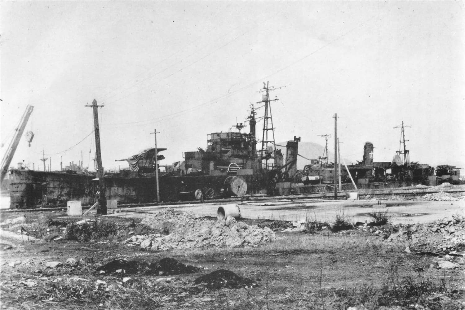 1947年在门司港拍摄的楢号驱逐舰。楢号由藤永田造船所建造，1944年11月26日建成，1945年6月30日遭空袭受创后未修复，1948年7月在日本拆解。