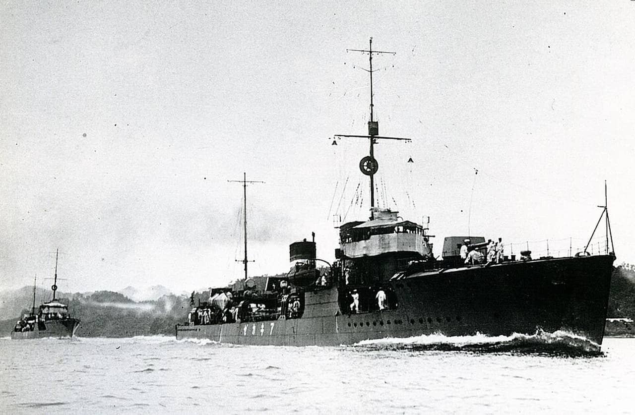1923年,离开横须贺港的秋风号。1944年11月1日,隶属第30驱逐舰队的秋风号被美军潜艇「平塔多」号(USS Pintado)击沉于吕宋岛博利瑙角(Cape Bolinao)以西海域257公里处。1945年1月10日,该舰被正式除籍。