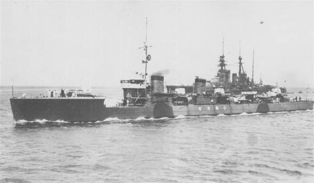 1924年与战列舰「金刚」号并航的汐风号。汐风号1945年改装为「回天」载舰(搭载4枚),后遭空袭重创未再修复,战后于1948年拆解,为全级5艘幸存舰之一。