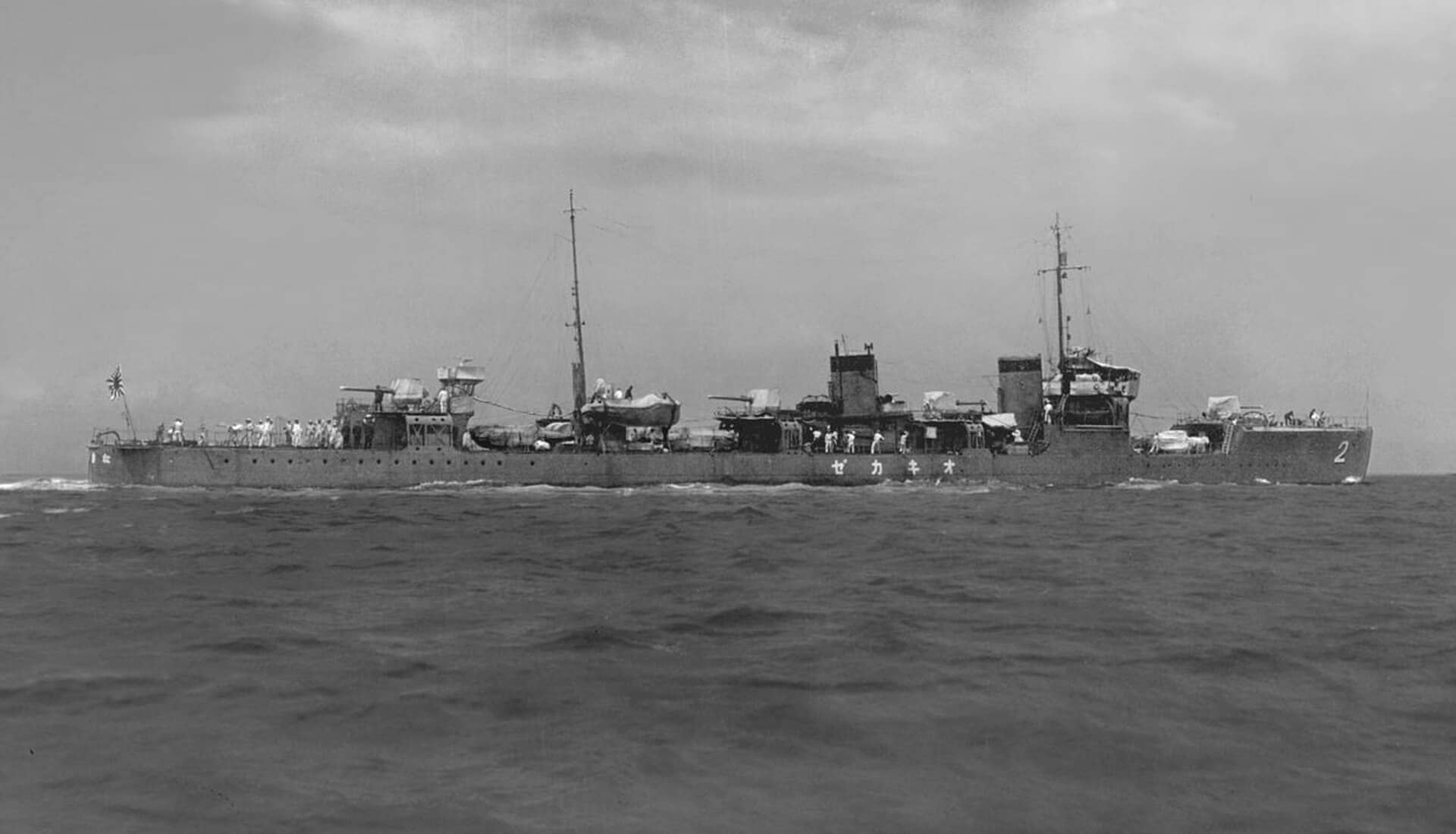 1932年,在横须贺外海航行的冲风号驱逐舰。1943年1月10日,该舰被美军潜艇「特里格」号击沉于横须贺东南海域,是该级首艘战沉舰。