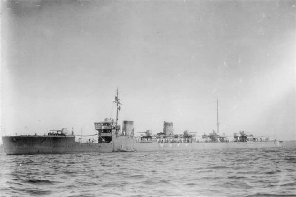 泽风号照片。泽风号1941年解除武装、充任馆山海军航空队的飞机救援船,后恢复作战状态并加装试验性反潜火箭发射器,是战时幸存至战后的5艘峰风级舰之一,1948年拆解。