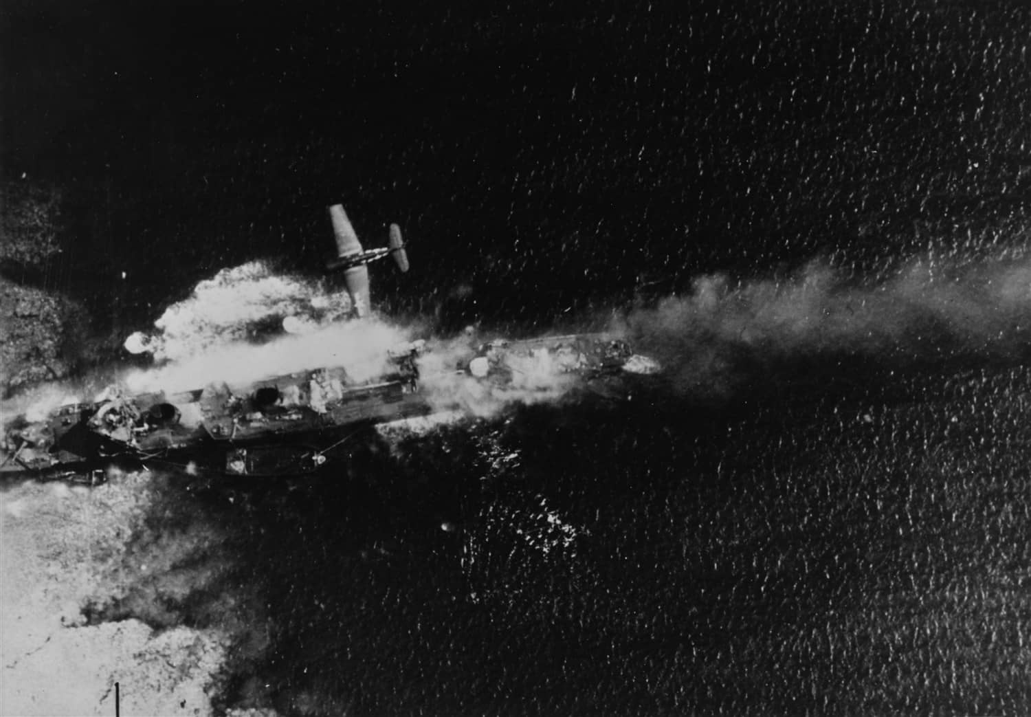 1944年2月17日「冰雹行动」首日,美军第9战斗机中队(VF-9)的F6F「地狱猫」战斗机飞越正在特鲁克环礁高速航行的太刀风号。当日美军舰载机大举空袭特鲁克,太刀风号遭轰炸沉没,是「冰雹行动」中被炸沉的4艘日本驱逐舰之一。