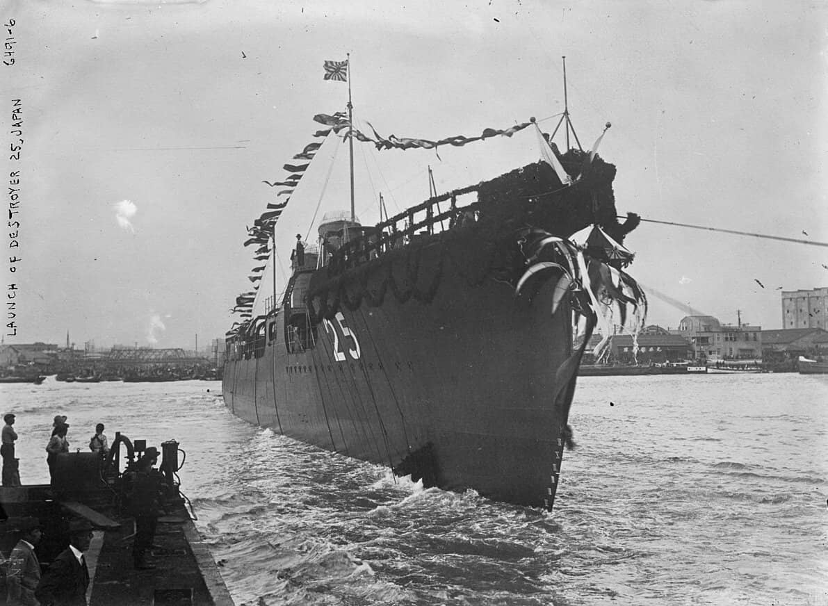 1925年10月15日，在日本东京石川岛造船厂下水的睦月级「25」号驱逐舰，其于1928年8月1日更名为「卯月」号。