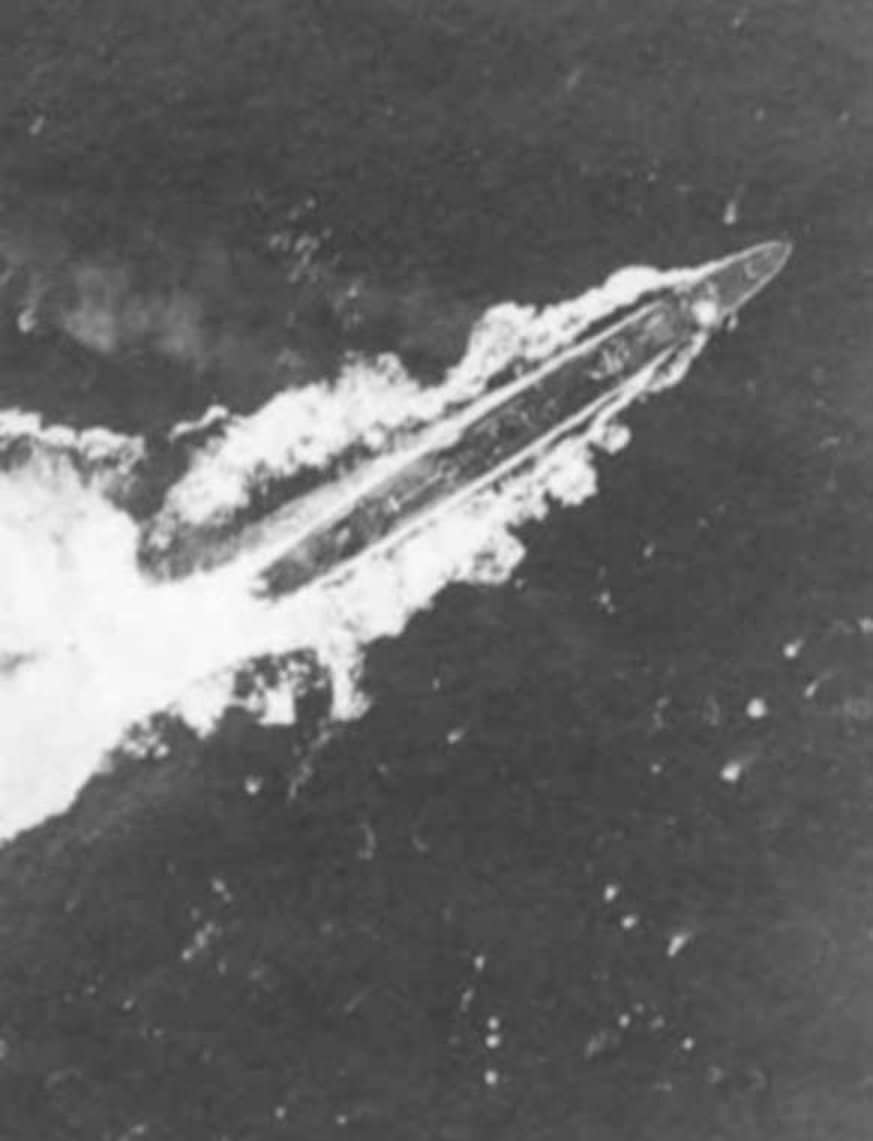 1943年9月11日，日本睦月级驱逐舰「弥生」号在新几内亚附近遭到美国第五航空队B-17和B-25轰炸机攻击，最终被击沉。