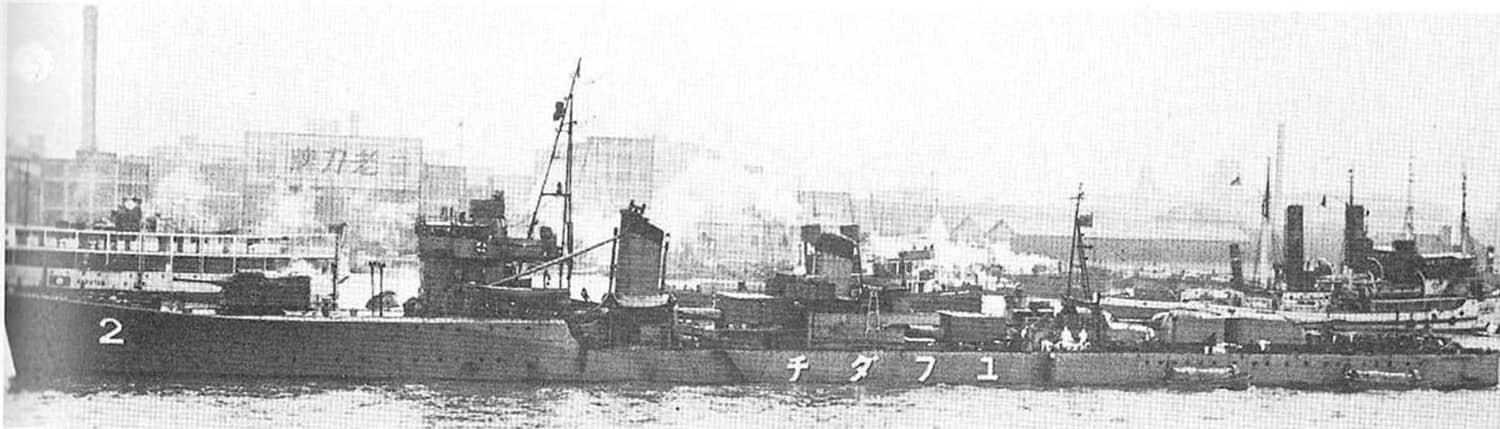 1937年前后锚泊于中国水域的夕立号。1942年11月13日深夜「第三次所罗门海战」第一夜战中，夕立号单舰突入美军巡洋舰队发射鱼雷并近战炮击，遭集火后舰体爆炸、失去动力，舰员207人被五月雨号救起，漂流中的舰体被美军「波特兰」号巡洋舰炮火击沉。