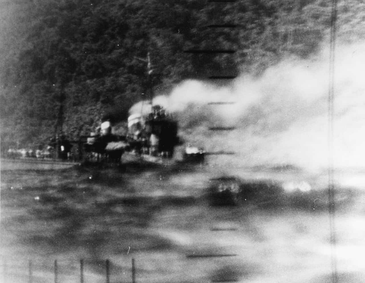 1943年1月24日，春雨号在新几内亚韦瓦克附近被美国潜艇「瓦胡」号（USS Wahoo）鱼雷击中的潜望镜记录画面。图中可见其脊梁已经断裂，但尽管遭受了如此严重的损伤，春雨号还是经过修复并重返现役。