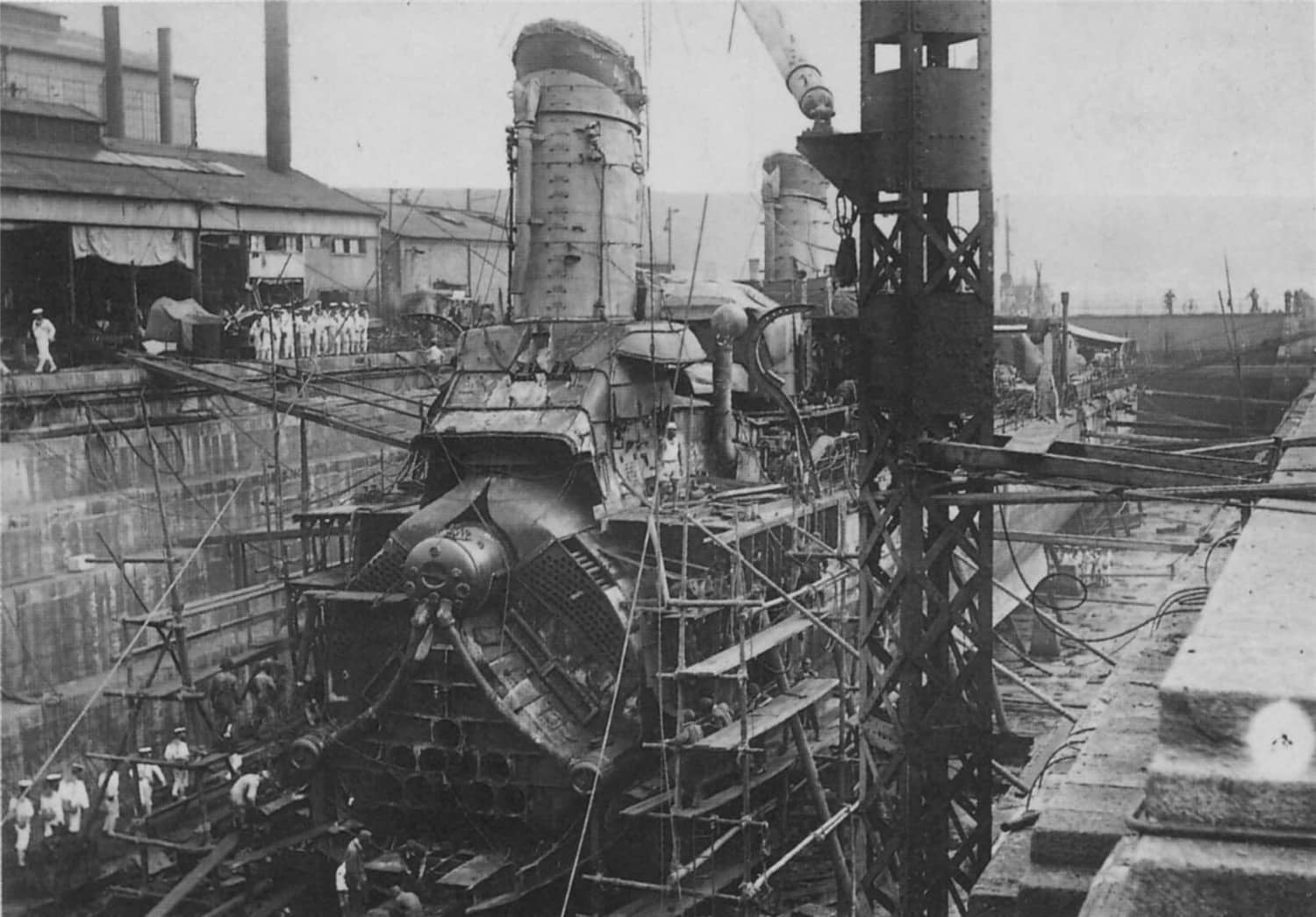 1943年8月30日春雨号在新几内亚海域遭美军潜艇「瓦胡」号鱼雷击中后舰体严重受损的照片。此前1月24日春雨号已在韦瓦克附近被潜艇鱼雷重创，两次均死里逃生；1944年6月8日，春雨号在比亚克岛附近为运输船队护航时遭美军B-25轰炸机群炸沉，全舰官兵阵亡。该舰于1944年8月10日从日本海军舰艇名册中除籍。
